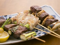 友人でもある「田中農園」から厳選したアスパラを仕入れています。鳥取県産の豚バラ肉でくるっと巻いていただく、季節限定の逸品です。