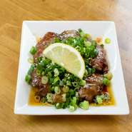 東伯鶏の白レバーを軽く炙った逸品。ねっとりとした食感で、肉には甘みがあり、一度食べるとやみつきになります。ごま油と塩でさっぱりとした味わいです。