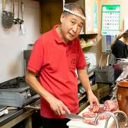 「お客様には感謝しかない。いつもありがとうという感じです。お客様は神様ですよ」と語る津嶋氏。肩肘はらない空間でゆっくり、おいしいものをたくさん食べてほしいという気持ちを込めて接客しているそうです。