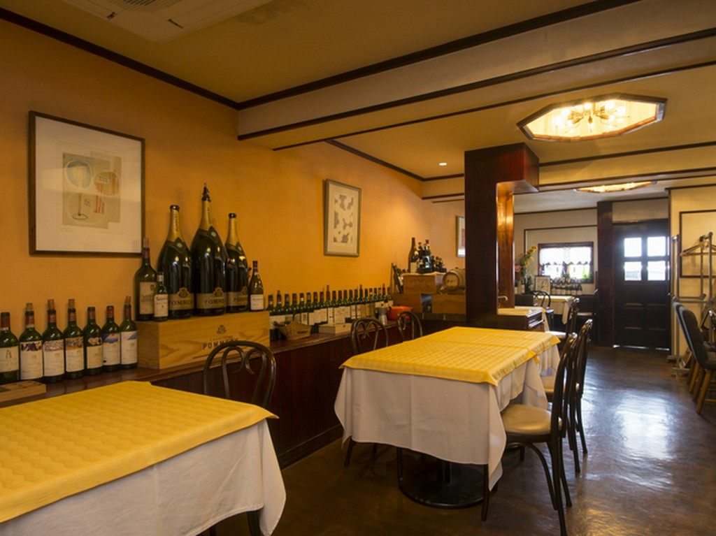 仲間同士近い距離で食事ができるアンティークな店内