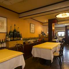 仲間同士近い距離で食事ができるアンティークな店内