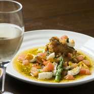 臼杵漁港から直送されたスズキ目ニベ科の魚「カマガリ」を使ったムニエル。口の中でほどけるような繊細な食感が、バターソースと絶妙に絡み合います。