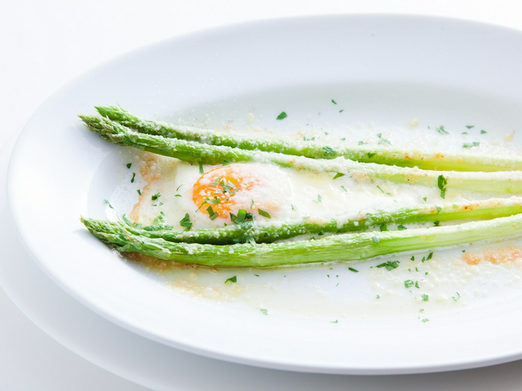 ジューシーなアスパラを使った『アスパラと玉子のオーブン焼き』