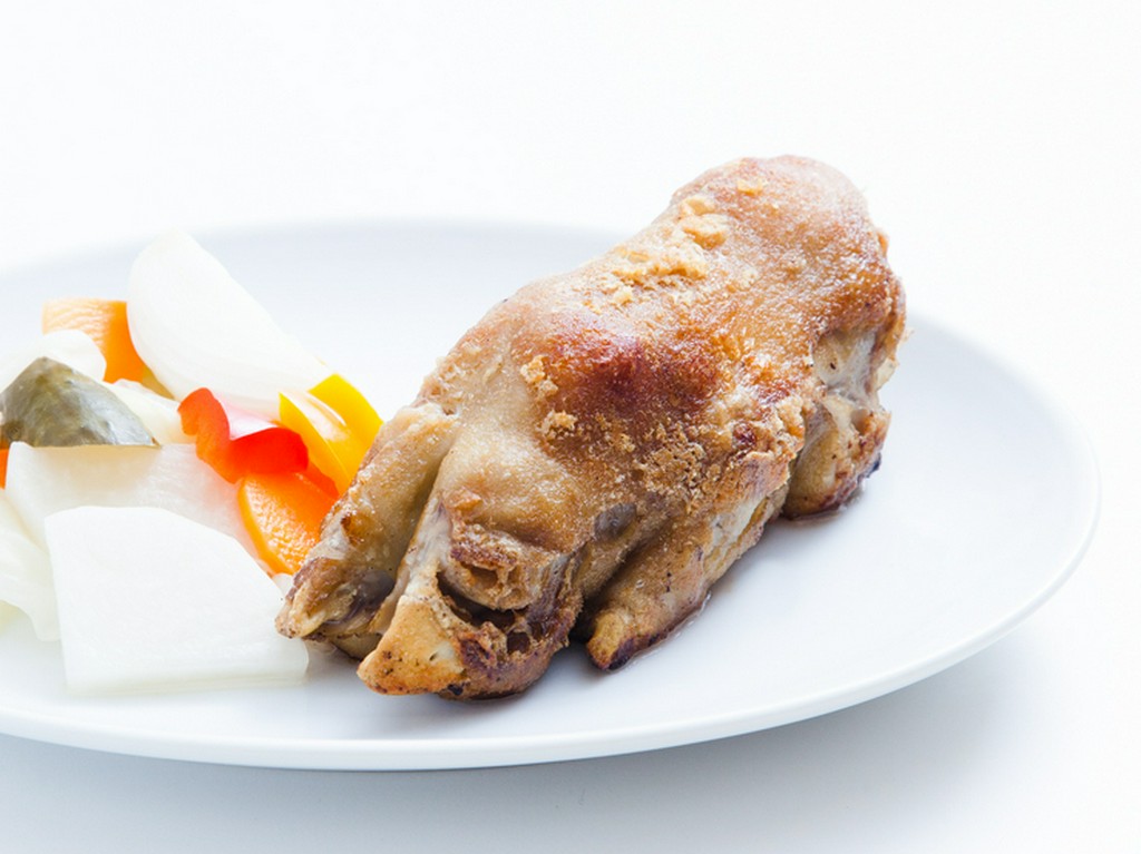 皮はカリカリで肉はトロトロな『塩漬け豚足のカリカリ揚げ』