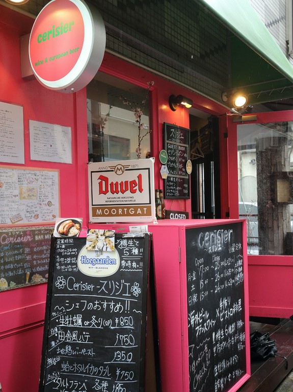 フランス語で「桜」を意味する店名の通り、ピンク色の可愛い外観