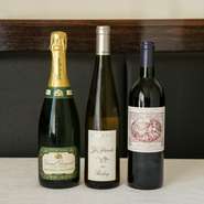 ヴィンテージ感のある赤、爽やかで軽い飲み口の白。1～2万円台をボリュームゾーンに、幅広いワインをラインナップ。バイザグラスも各種揃い、コースの流れに合わせて楽しむこともできます。