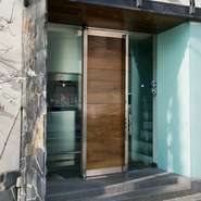 店は住宅街の路地の一角で、駅からの距離も少々。縁あって決めたというこの場所ですが、はや創業20余年。地図を片手に歩く道中さえ、料理への期待を高めるエッセンスです。