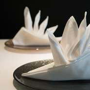 価格で語る店ではありませんが、谷シェフ渾身のフルコースが手頃に楽しめるのも、やはりこの店の魅力。接待からデートまで、さまざまなシーンで利用できそうです。