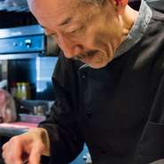 出汁に野菜は一切使わず、コクはコニャック、リキュール、ワインなどで演出。油脂や乳清のコントロールや、食材の熟成など、すべての基本は理論と技術から生まれています。