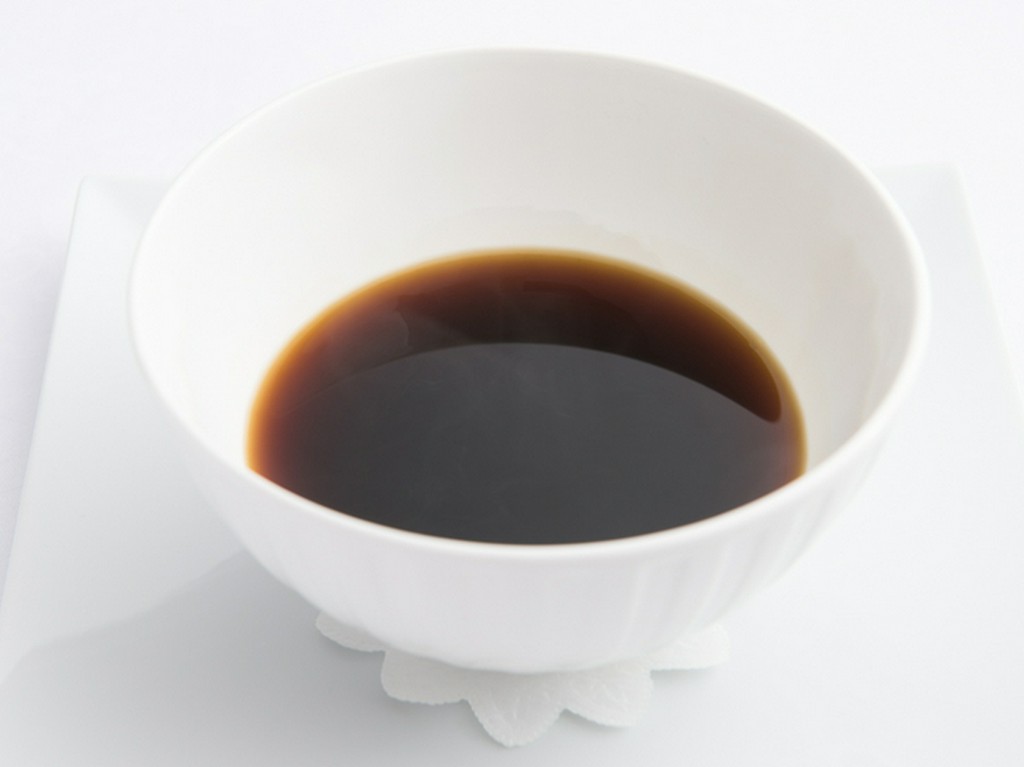 赤ワインだけで仕立てる『シカのコンソメ』は、濃厚で深みあるおいしさ