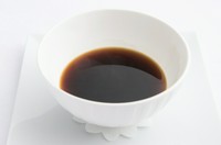 赤ワインだけで仕立てる『シカのコンソメ』は、濃厚で深みあるおいしさ