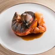 焼くことで甘みが出るオマール海老。弾力も残しながらその甘さを引き出すために、半分だけ焼き残りは余熱で火を通します。仕上げに入れるオマール海老のバターや添えられたムースも絶妙です。