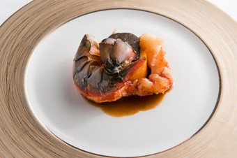 天ぷらをイメージして甘さと食感を引き出す『オマール海老』