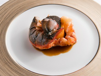 天ぷらをイメージして甘さと食感を引き出す『オマール海老』