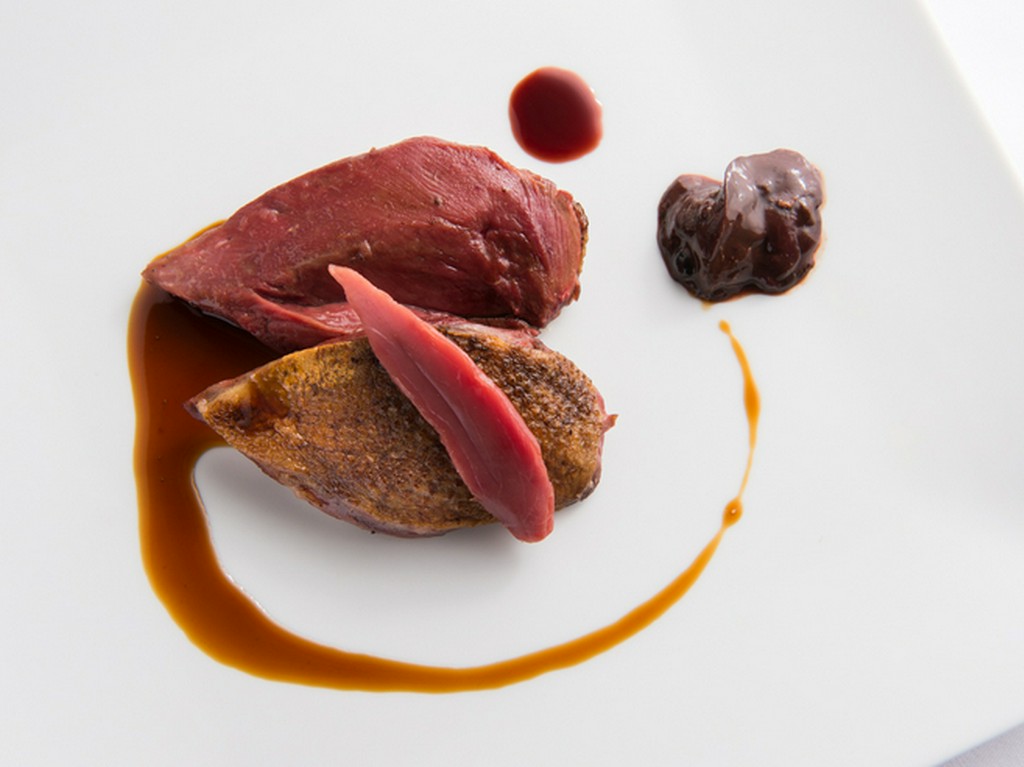 シンプルに焼き上げる『鳩』は、血を使ったソースのピュアな味わいが決め手