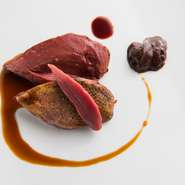 シンプルに焼き上げて旨みを凝縮した鳩に、試行錯誤の末に生まれた澄んだ血のソースと、7年間熟成させた鶏の内臓の塩辛を添えて。