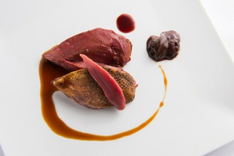 シンプルに焼き上げる『鳩』は、血を使ったソースのピュアな味わいが決め手