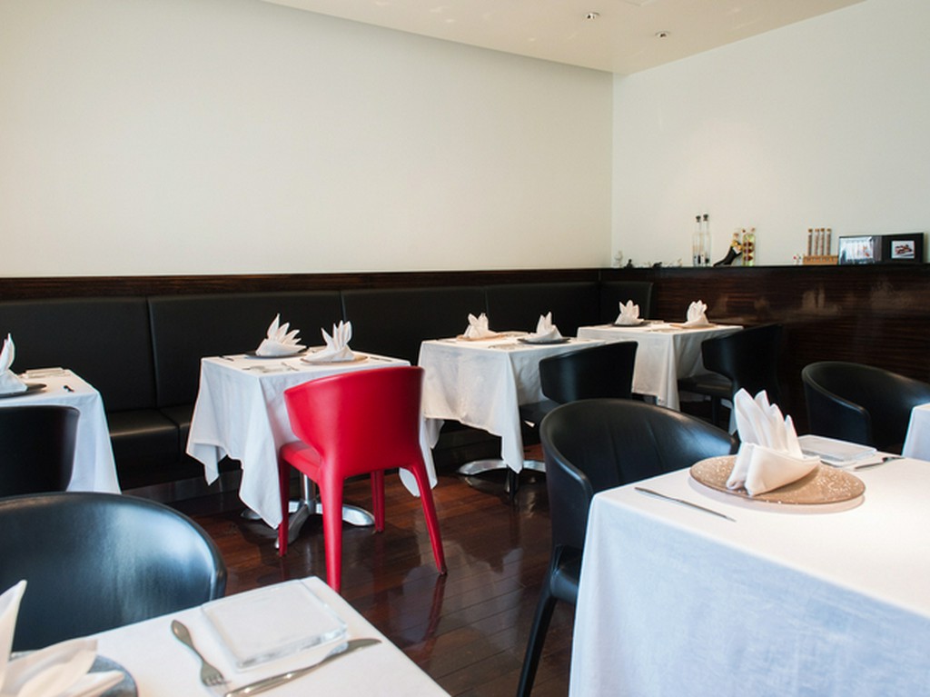 変化する料理に馴染むシンプルな内装や食器