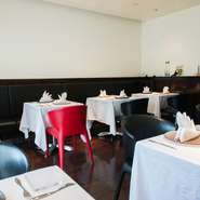 内装も食器も、いたってシンプル。日々変化するどんな料理とも馴染み、かつできるだけ料理に集中していただけるように心がけています。お好みのワインと合わせてゆったりとお楽しみください。