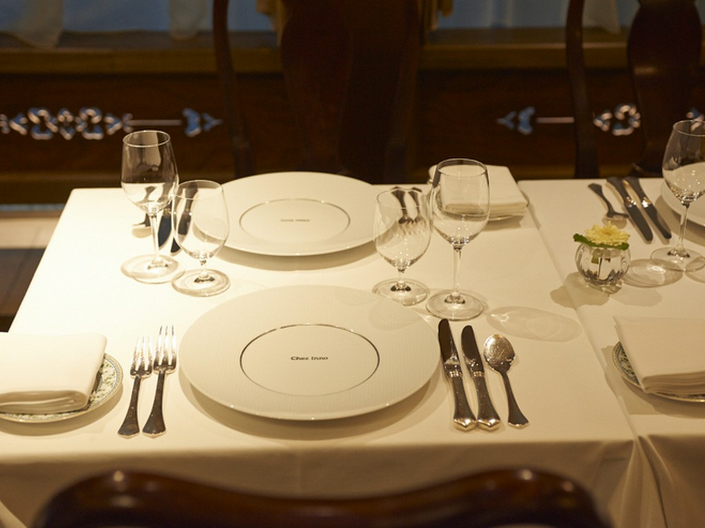 伝統的なフランス料理に映えるお皿やカトラリー