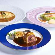 「ソースだけで店の色を出せるレストランでありたい」と料理長の古賀シェフ。マディラ、ポート、ペルノーなど贅沢に使うお酒と、その配合や煮詰め方、出汁の使い方で、奥深きソースの世界を表現します。