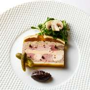 伝統的なフランス料理で、肉の理解と構成力、コンソメゼリーという異なる３つの技術がいずれも高いレベルで求められる。手島シェフが和歌山【オテル・ド・ヨシノ】時代からスペシャリテとしている一皿