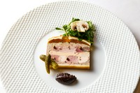 伝統的なフランス料理で、肉の理解と構成力、コンソメゼリーという異なる3つの技術がいずれも高いレベルで求められる。手島シェフが和歌山【オテル・ド・ヨシノ】時代からスペシャリテとしている一皿