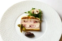 伝統的なフランス料理で、肉の理解と構成力、コンソメゼリーという異なる３つの技術がいずれも高いレベルで求められる。手島シェフが和歌山【オテル・ド・ヨシノ】時代からスペシャリテとしている一皿