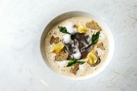 トリュフのラビオリに、栗のソースをまとわせて。井上シェフの『ラビオリとトリュフ、ソースオマロン』と、吉野シェフの『シャテーヌ栗のポタージュ』という、二巨匠のシグネチャーを重ねた、手島シェフによる一皿。