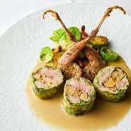 やわらかい胸肉をフォアグラとともに、サヴォイキャベツで巻いて蒸しあげる一方、旨みたっぷりのもも肉は炭火で焼いて、香ばしさをまとわせる。ペルドローのジュにアルマニャックを加えた香り高いソースを添えて。