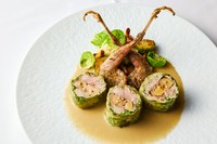 やわらかい胸肉をフォアグラとともに、サヴォイキャベツで巻いて蒸しあげる一方、旨みたっぷりのもも肉は炭火で焼いて、香ばしさをまとわせる。ペルドローのジュにアルマニャックを加えた香り高いソースを添えて。