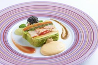 2種のドレッシングとウニのソースで味わう『オマール海老と野菜のガトー仕立て“コート・ドール風”』