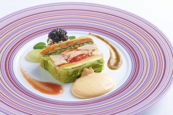 2種のドレッシングとウニのソースで味わう『オマール海老と野菜のガトー仕立て“コート・ドール風”』