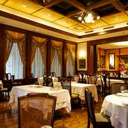 【シェ イノ】は、料理とワイン、サービス、そしてこの空間があっての店。アールデコ調の落ち着きの中にも、天井が高く開放的な雰囲気も醸し出します。大切な人との寛ぎの時間をお過ごしください。