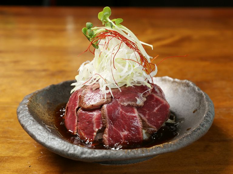 目でも楽しめ二度美味しい『黒毛和牛のたたきドーム』 ポン酢ジュレで…