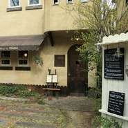 設計やデザインを大工さんと一緒に考え、壁には珪藻土、柱には古木を使用。温もりのある落ち着いた内装で、どこか懐かしい気持ちが思い起こされます。穏やかな空間の中でアットホームな時間をお過ごしください。