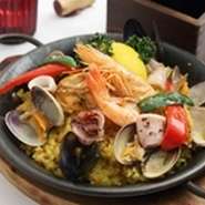 魚介の出汁をお米にたっぷりと吸わせ、あっさりした中にもコクをプラス、より深い味わいに仕上げています
サフランライスの黄色やパプリカの赤色で、見た目も華やかな一皿
シェアコースでお召し上がり頂けます