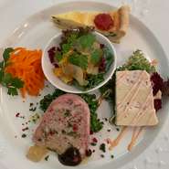 冷前菜の盛り合わせ（キッシュ・パテ・テリーヌ・エスカベッシュ・野菜など）
個別コースでお召し上がり頂けます
※コースにより、前菜の数は異なります