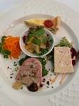 冷前菜の盛り合わせ（キッシュ・パテ・テリーヌ・エスカベッシュ・野菜など）
個別コースでお召し上がり頂けます
※コースにより、前菜の数は異なります