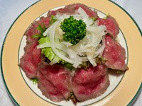 オープン当初から人気のTABASA自慢のサラダです
牛肉のたたきをさっぱりとオニオンドレッシングでどうぞ