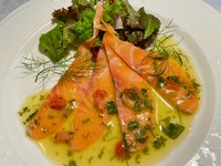 『生サーモンの香草マリネ』