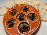 丁寧に下ごしらえをしたエスカルゴと、エシャロットやガーリックが効いた特製ソース
TABASA人気の一品をぜひお召し上がりください