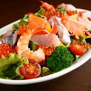 自宅でも味わいたいと多くの方から要望が上がる、大人気のサラダ。鮮度のいい魚を使用しているので、魚介本来のほのかな甘さが野菜の旨みと引き立て合い、ドレッシングが全体をまとめています。