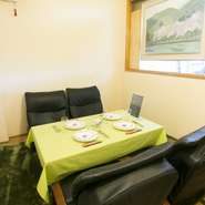 緑のテーブルクロスがかかった個室は、周囲を気にせずにゆったり過ごせる人気の席です。料理はアラカルトなどメニュー豊富でいろいろな美味を堪能できるのもうれしいところ。気のおけない友達とのんびり過ごせます。