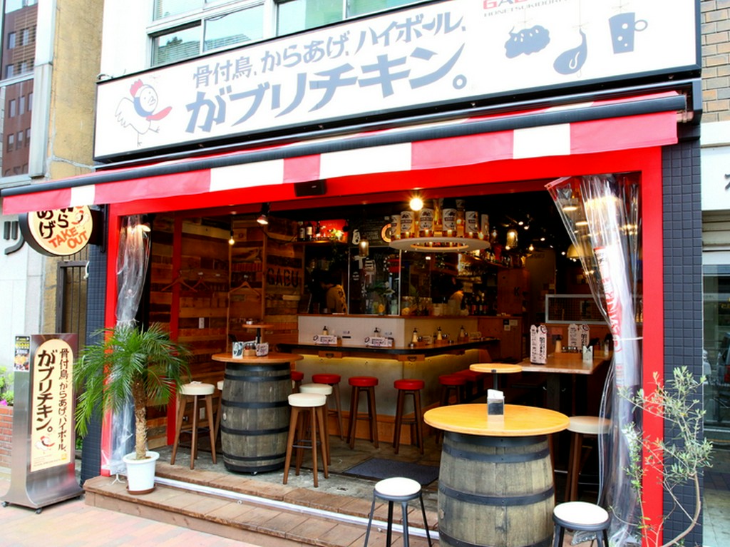 遊び心のあるバル風のインテリア。明るく楽しく飲める店