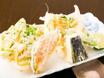 旬の味覚をサクサクの揚げたてで味わう『天ぷら』