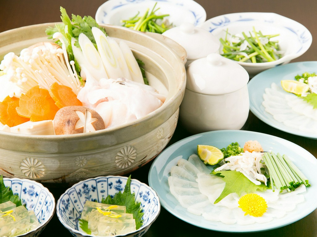 透明感あふれる煮こごりが絶品！　人気の　『トラフグコース』　