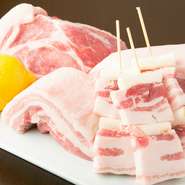 当店は、改良を重ねて生み出された愛知県産の豚肉「愛とん」を扱う、数少ないお店の一つです。脂のバランスと香りがよく、シンプルに焼くだけても美味しくいただけます。冬はしゃぶしゃぶなどでお楽しみください。