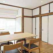 店内には、周りを気にすることなく過ごせる半個室があります。地元の友達やサークル仲間で過ごすのにぴったり。季節を感じるコース料理とお酒で会話も弾み、時が経つのを忘れそうです。