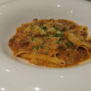 マルタリアーティとは、乱雑に切ったふぞろいの手打ちパスタ。国産黒毛和牛を使ったラグーとの相性は抜群です。